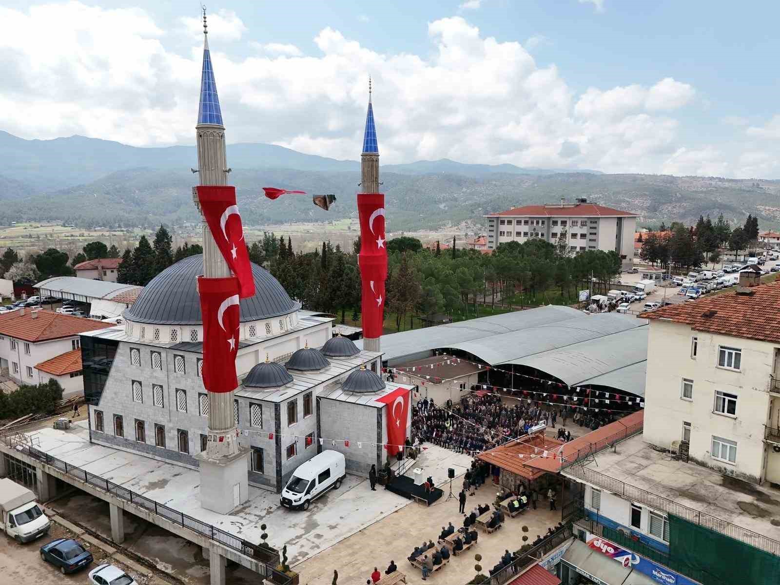 Beyağaç Merkez Çarşı Camii ibadete açıldı
