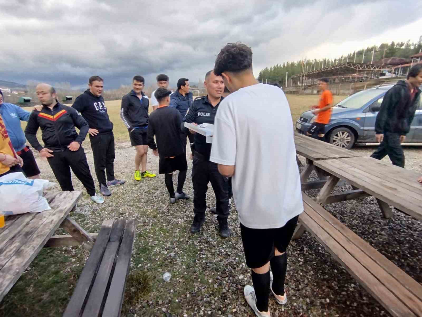 Beyağaçlı vatandaşlar ile polisler dostluk maçı oynandı
