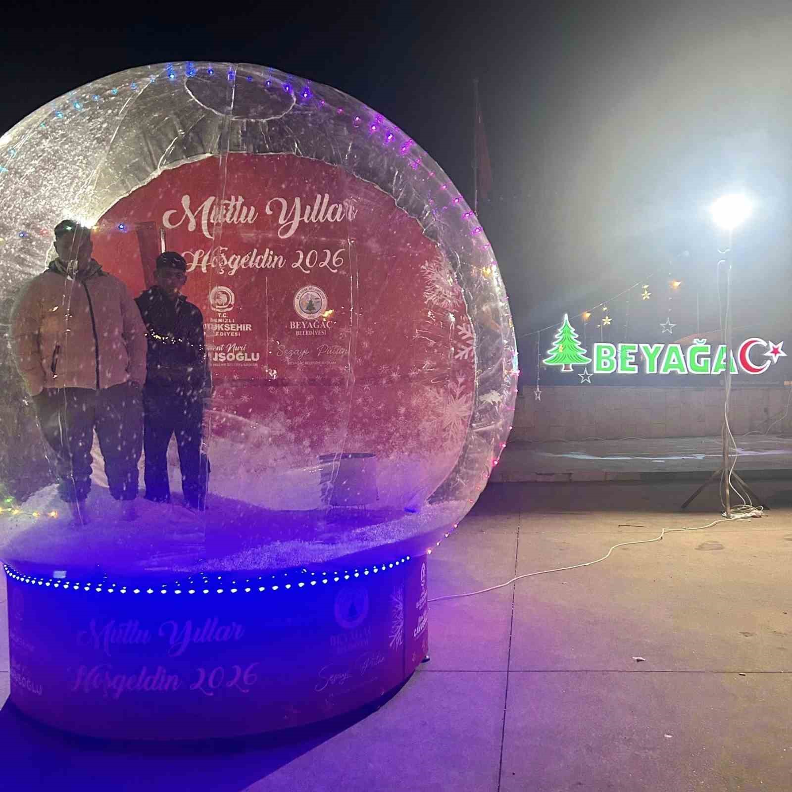 Beyağaçlılar yılbaşı hatıralarını dev kar küresiyle ölümsüzleşiyor
