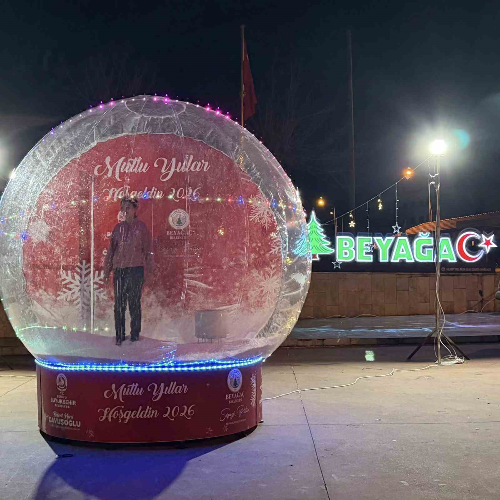 Beyağaçlılar yılbaşı hatıralarını dev kar küresiyle ölümsüzleşiyor
