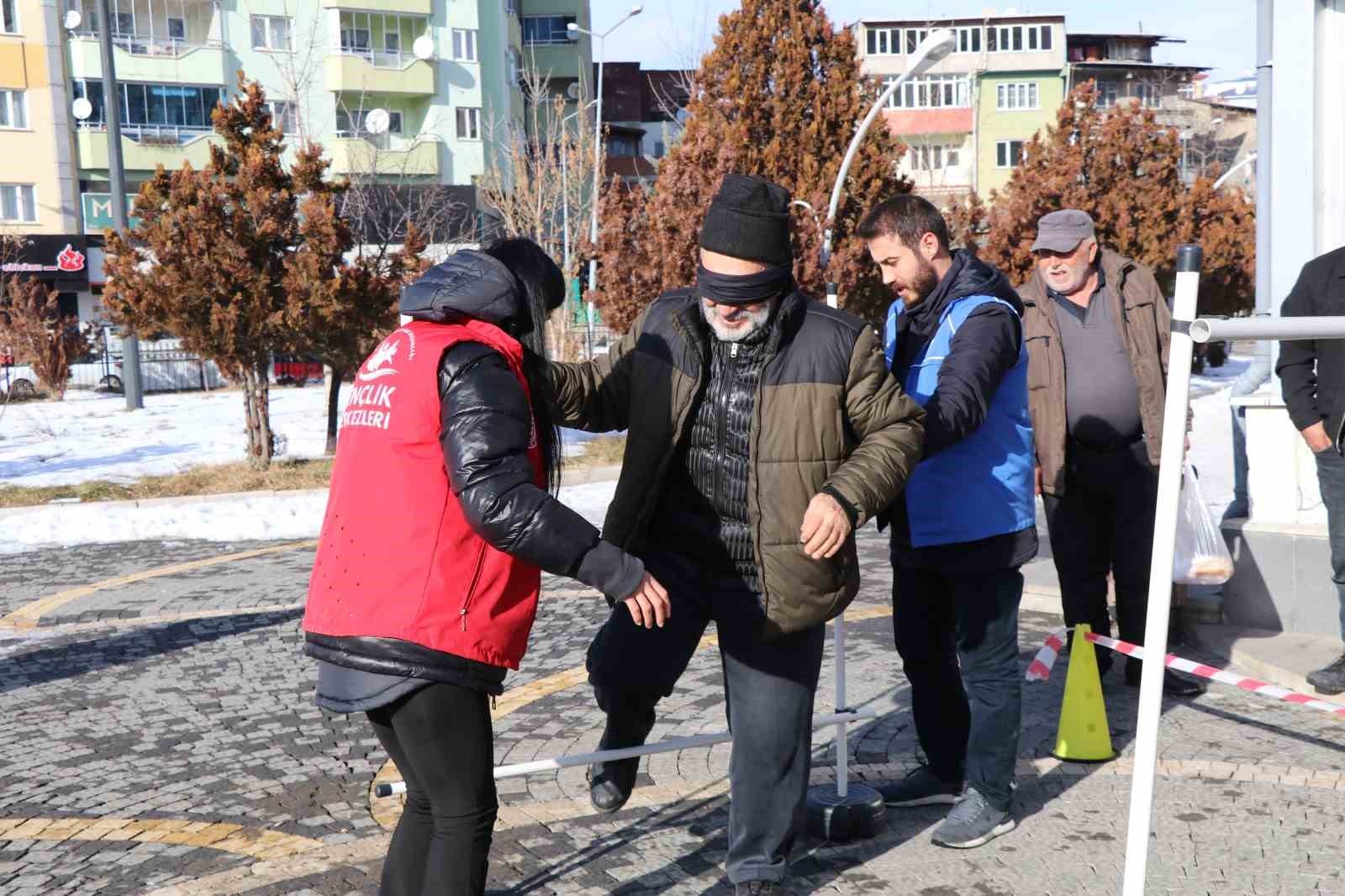 Beyaz bastonlarla engelleri aşmaya çalıştılar
