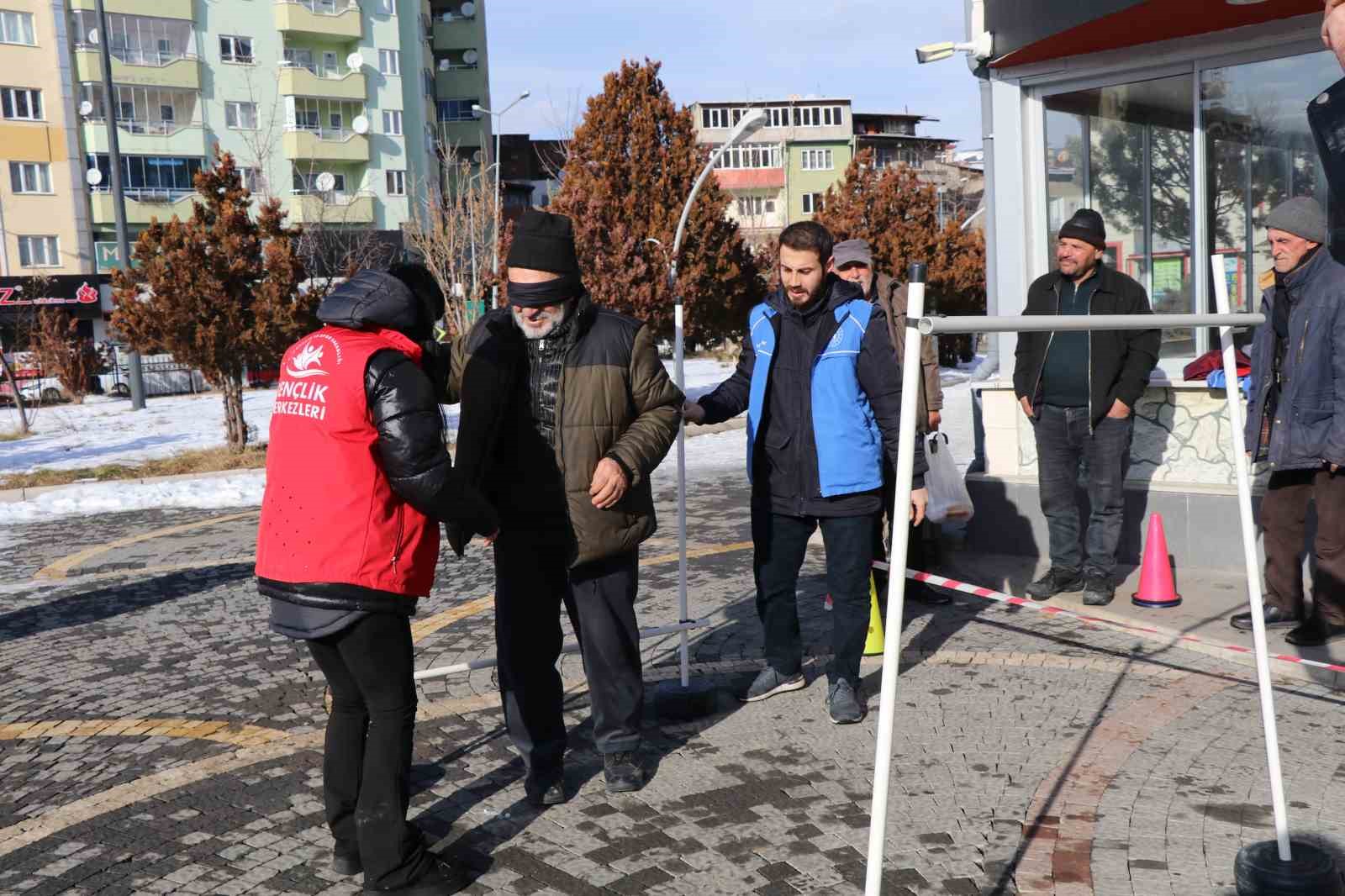 Beyaz bastonlarla engelleri aşmaya çalıştılar
