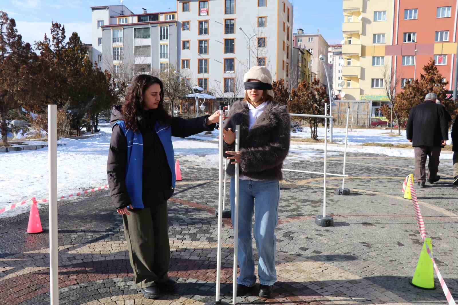 Beyaz bastonlarla engelleri aşmaya çalıştılar
