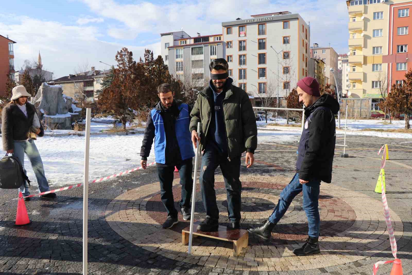 Beyaz bastonlarla engelleri aşmaya çalıştılar
