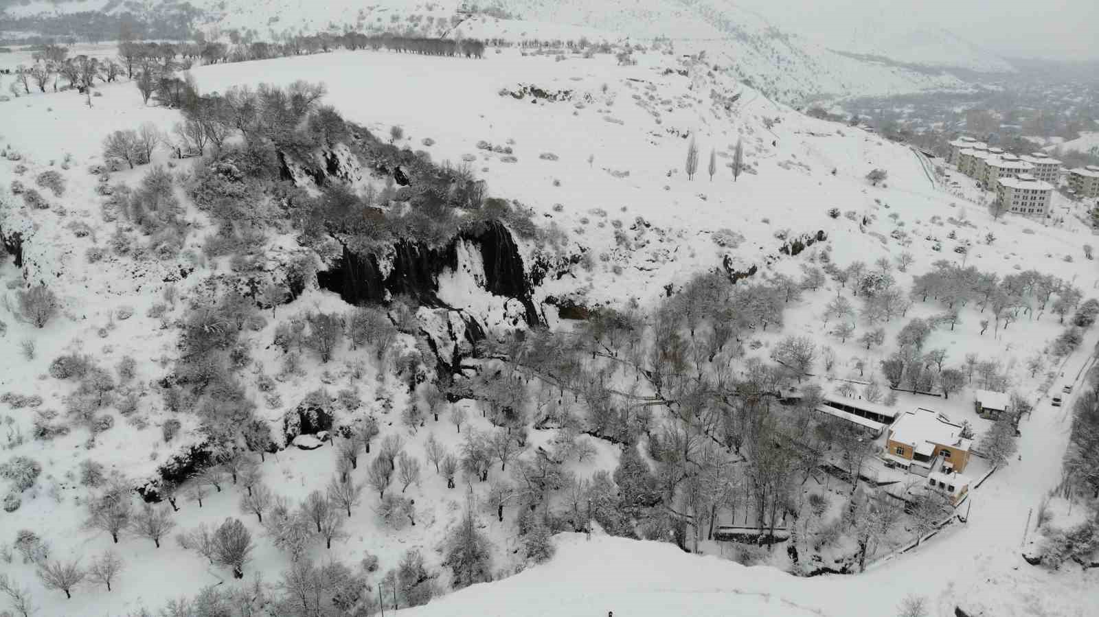 Beyaz gelinliğini giyen Girlevik Şelalesi kışın da göz kamaştırıyor
