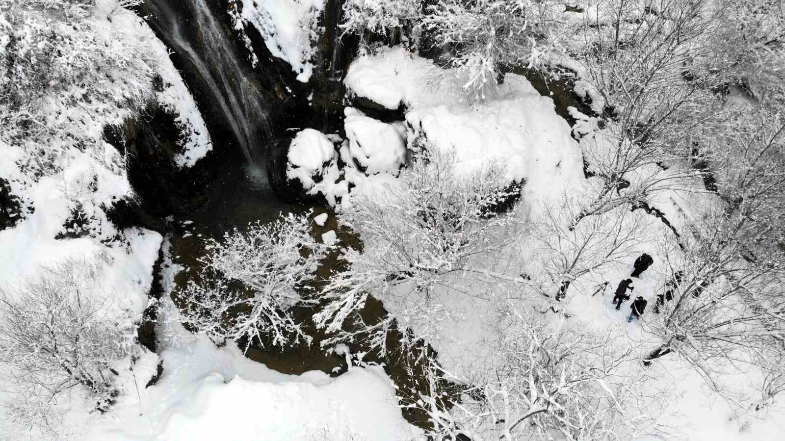 Beyaz gelinliğini giyen Girlevik Şelalesi kışın da göz kamaştırıyor
