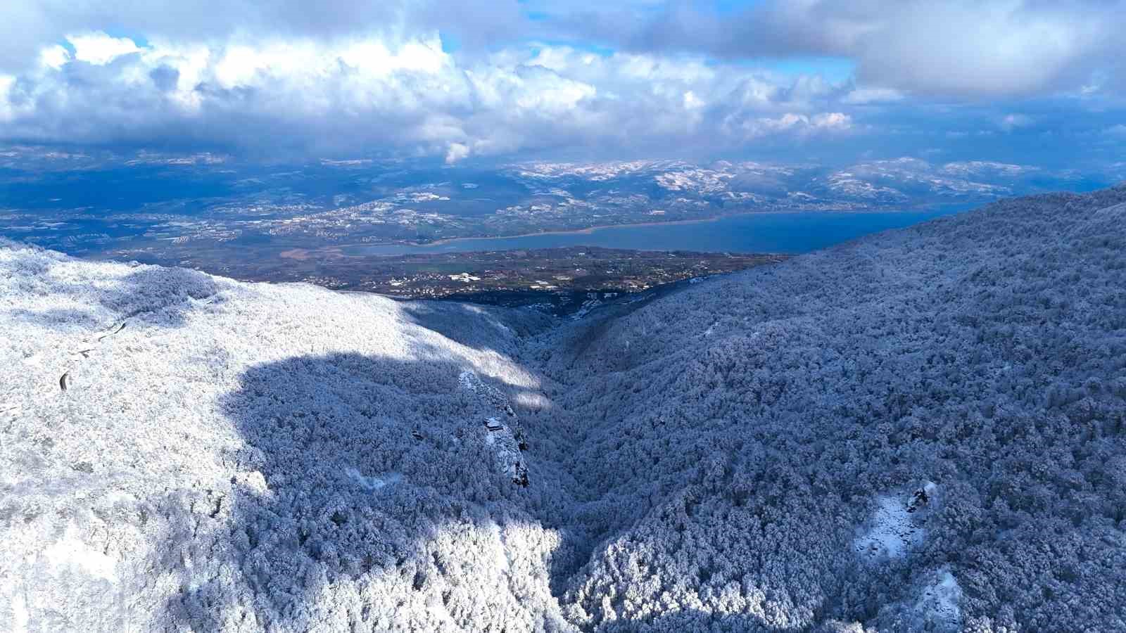 Beyaz, mavi ve yeşil birleşti: Eşsiz manzara mest etti
