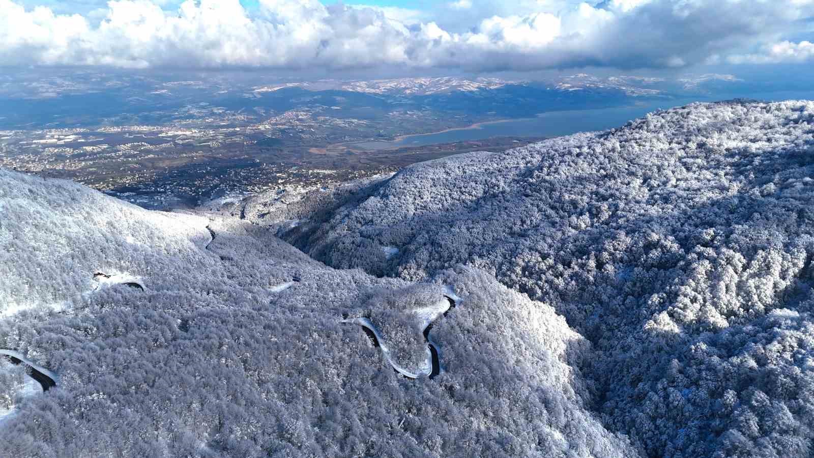 Beyaz, mavi ve yeşil birleşti: Eşsiz manzara mest etti

