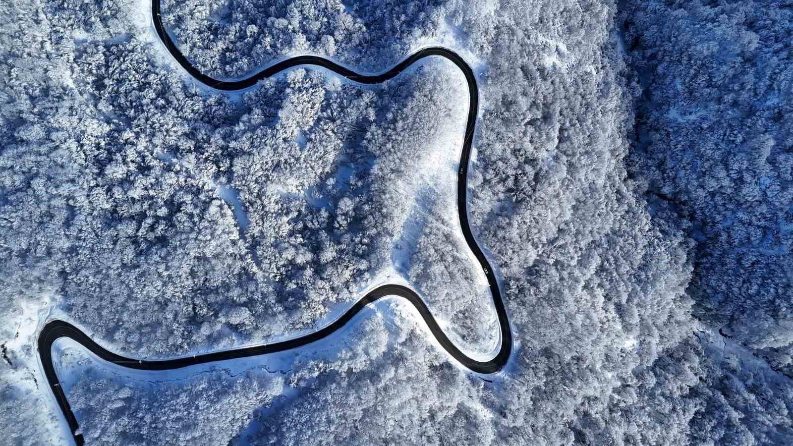 Beyaz, mavi ve yeşil birleşti: Eşsiz manzara mest etti
