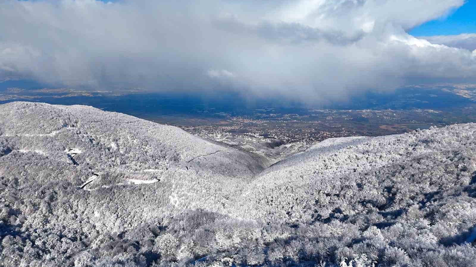 Beyaz, mavi ve yeşil birleşti: Eşsiz manzara mest etti
