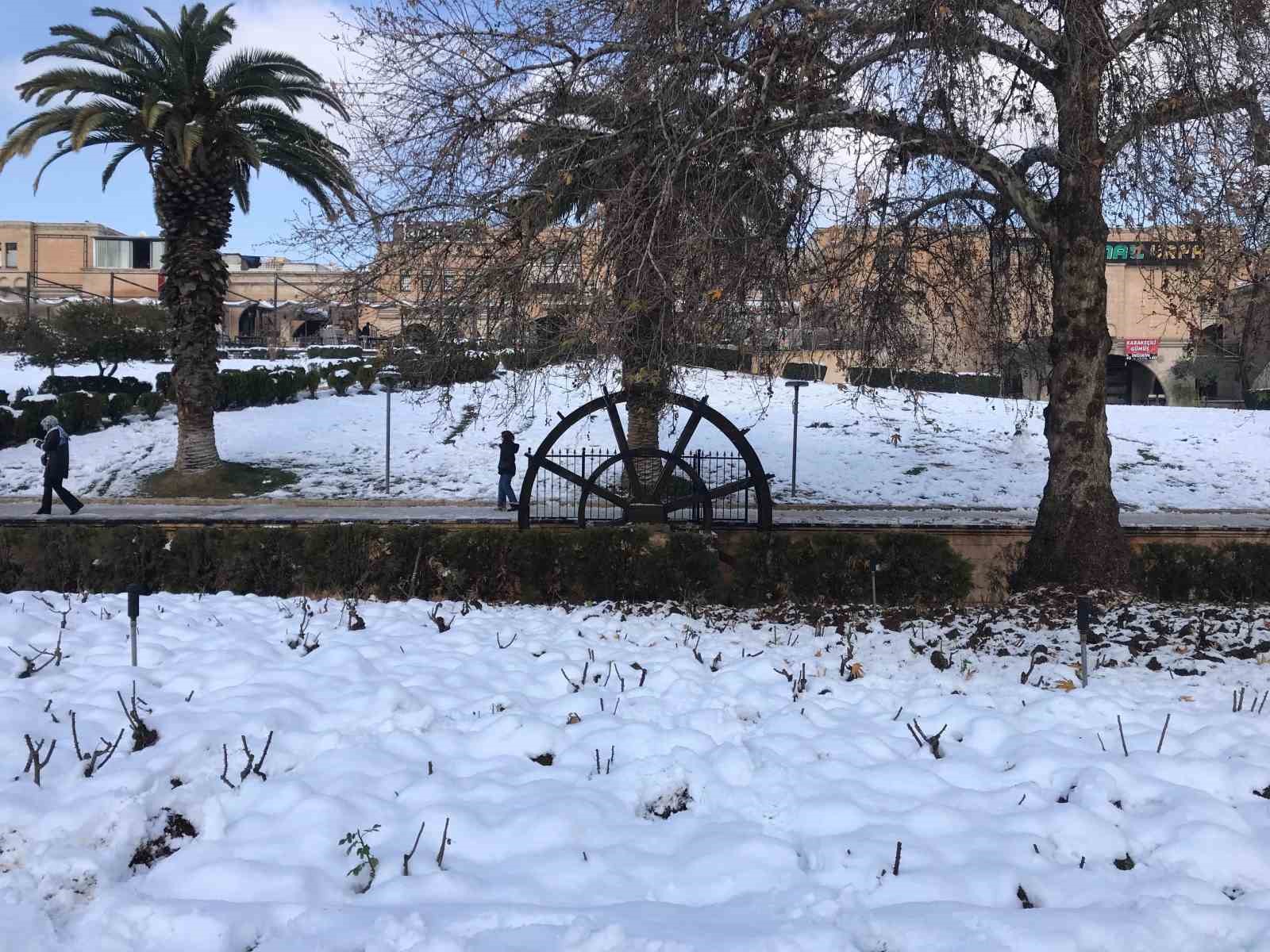 Beyaz örtüyle kaplanan Balıklıgöl havadan görüntülendi
