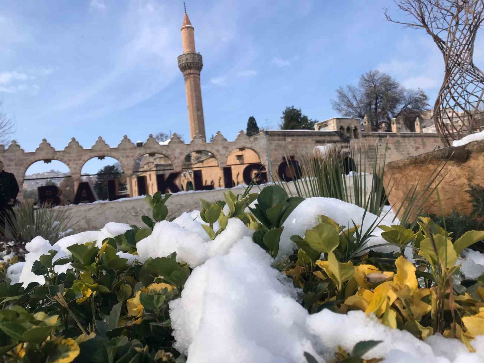 Beyaz örtüyle kaplanan Balıklıgöl havadan görüntülendi
