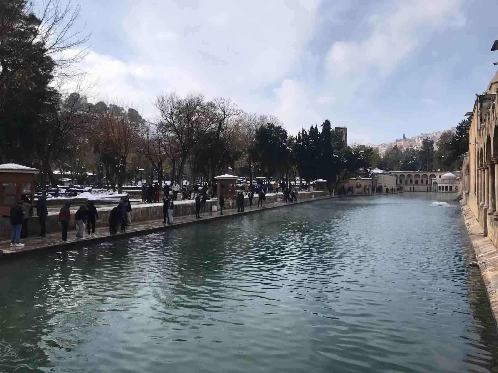 Beyaz örtüyle kaplanan Balıklıgöl havadan görüntülendi
