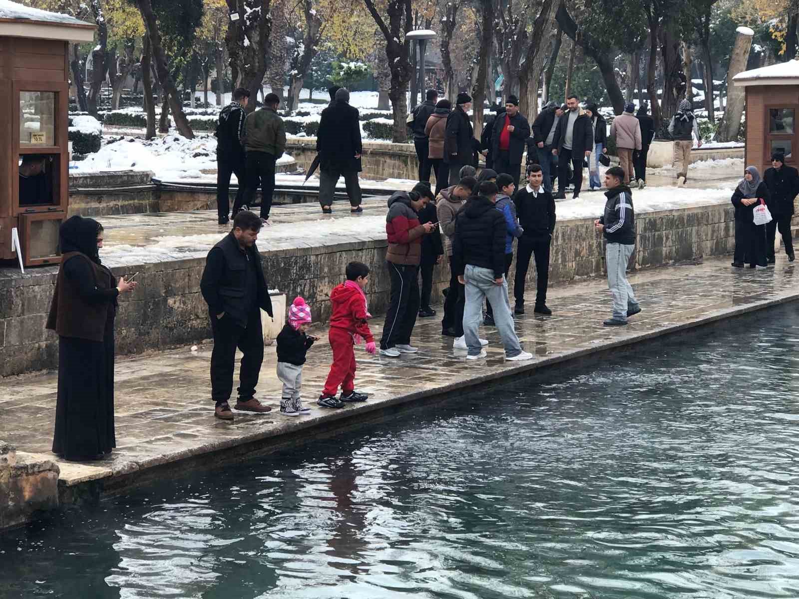 Beyaz örtüyle kaplanan Balıklıgöl havadan görüntülendi
