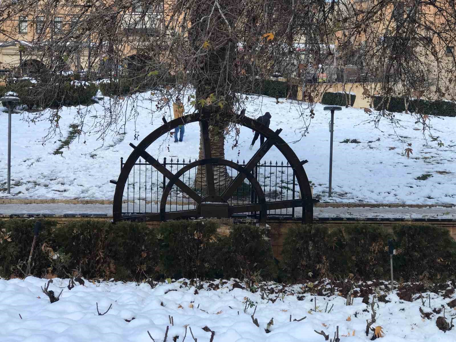 Beyaz örtüyle kaplanan Balıklıgöl havadan görüntülendi
