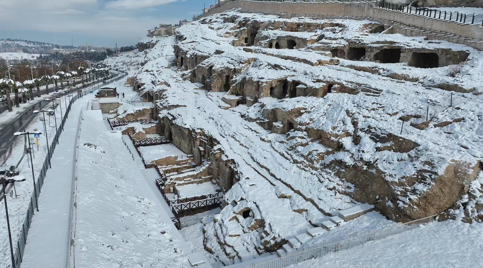 Beyaz örtüyle kaplanan Balıklıgöl havadan görüntülendi

