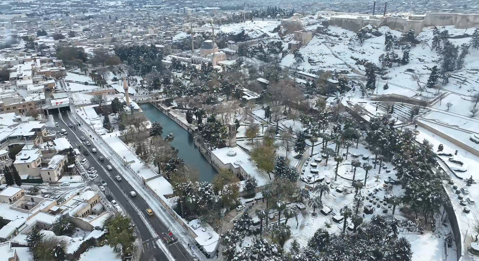 Beyaz örtüyle kaplanan Balıklıgöl havadan görüntülendi
