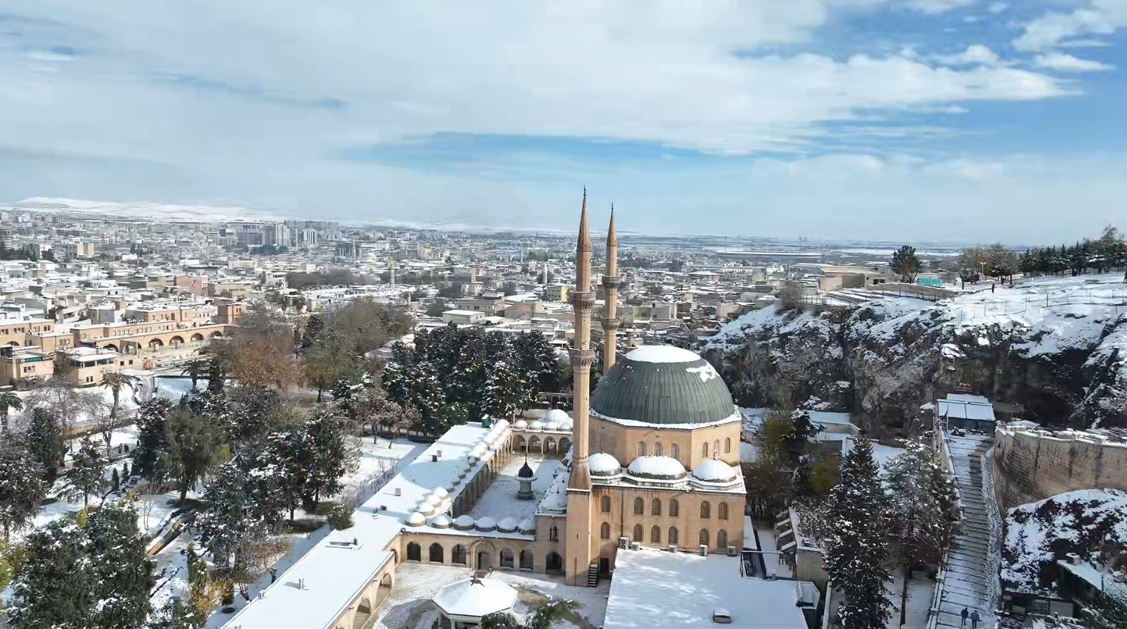 Beyaz örtüyle kaplanan Balıklıgöl havadan görüntülendi
