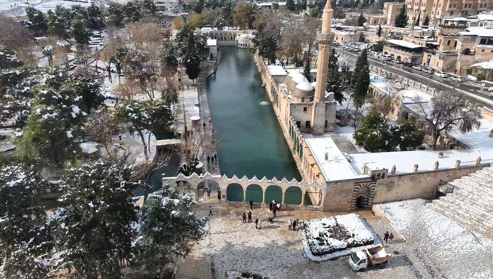 Beyaz örtüyle kaplanan Balıklıgöl havadan görüntülendi
