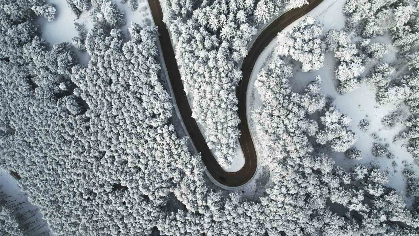 Beyaz örtüyle Uludağ’ın virajları görsel şölene dönüştü

