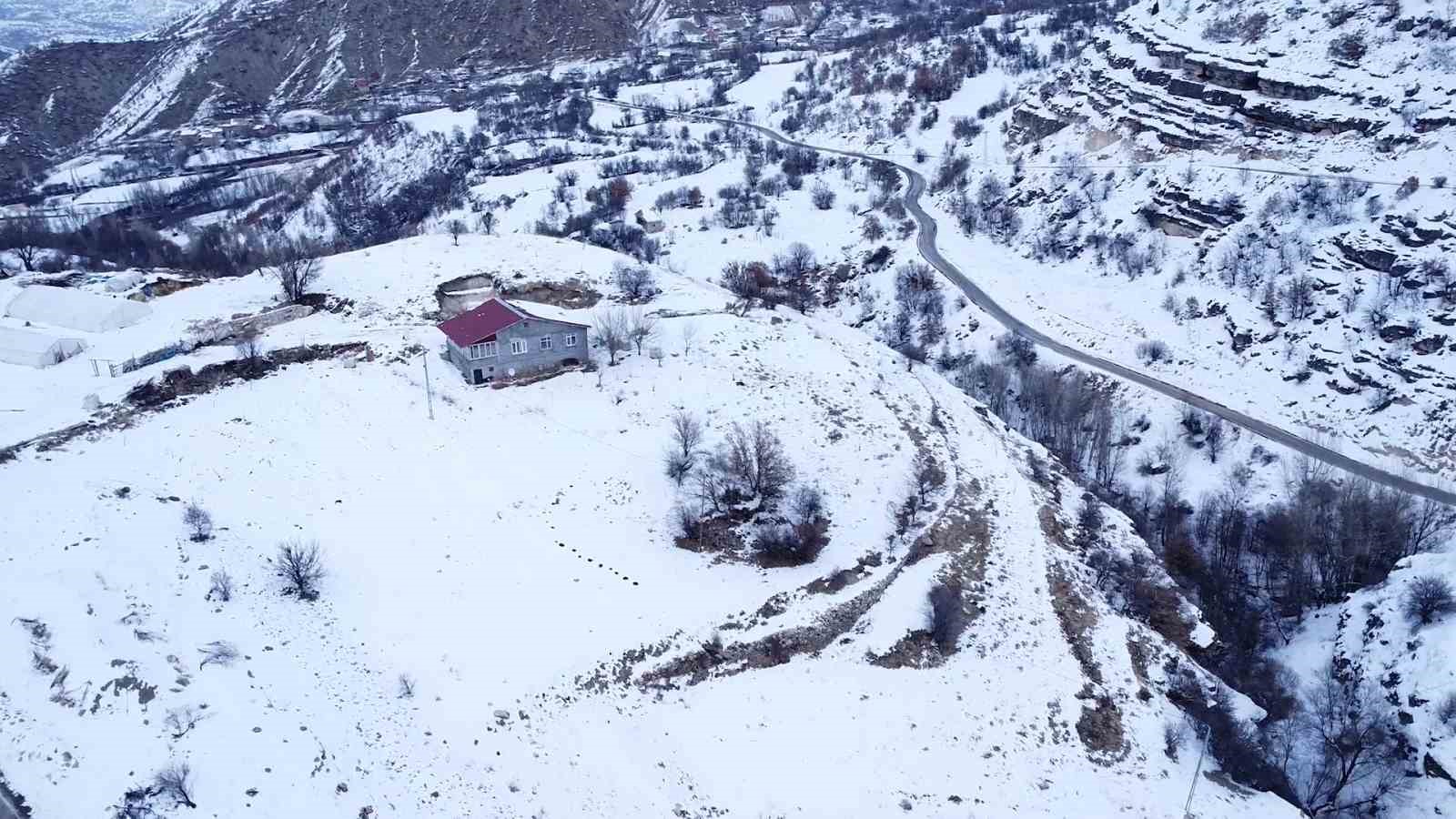 Beyaza bürünen 2 bin rakımdaki mahalleler havadan görüntülendi
