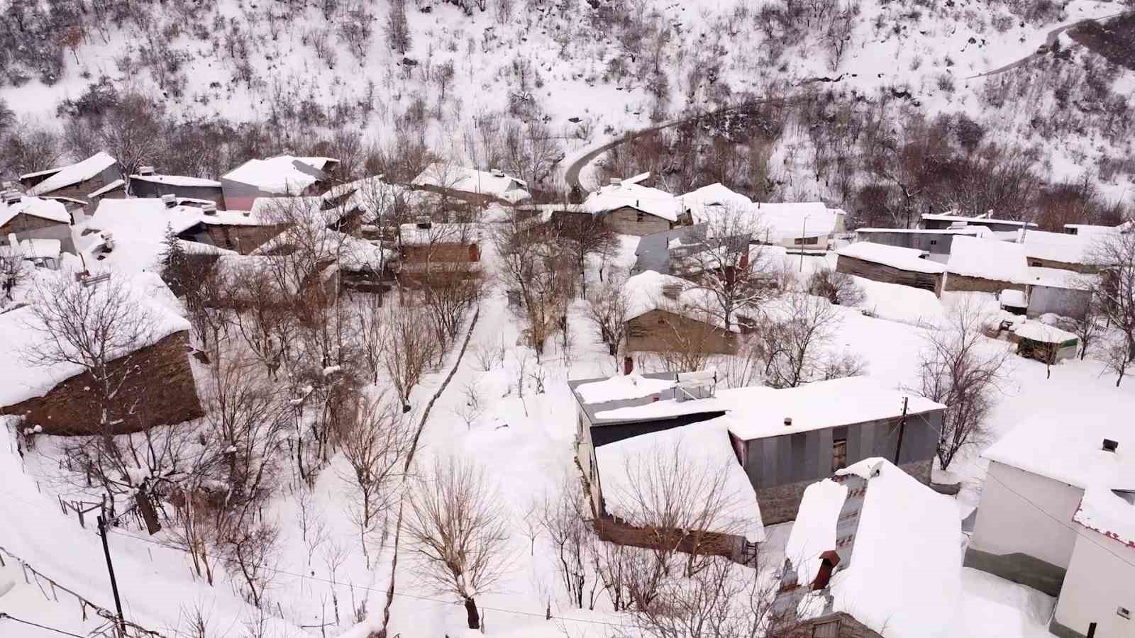 Beyaza bürünen 2 bin rakımdaki mahalleler havadan görüntülendi
