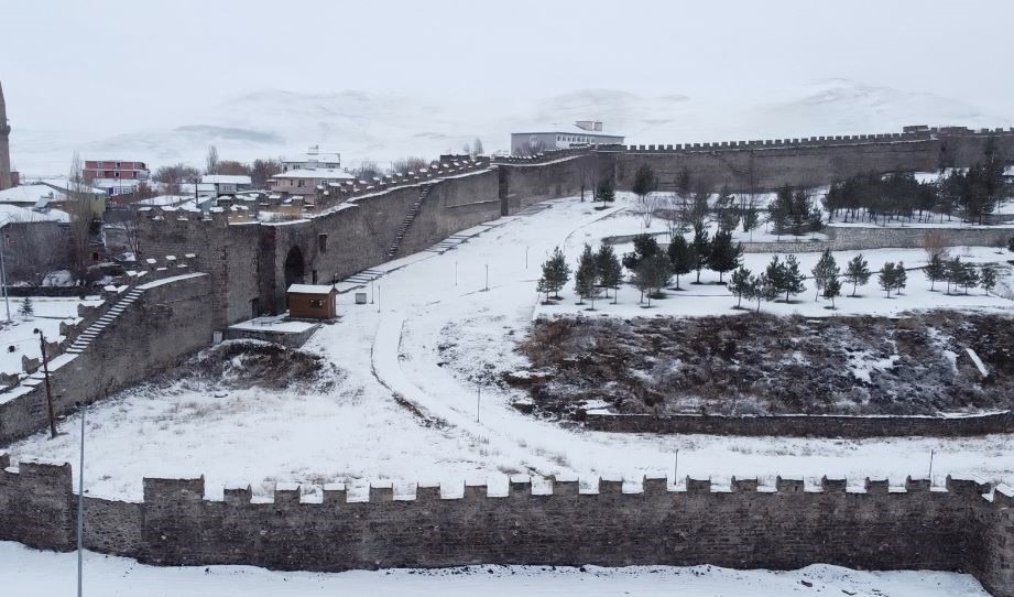 Beyaza bürünen Ardahan Kalesi havadan görüntülendi
