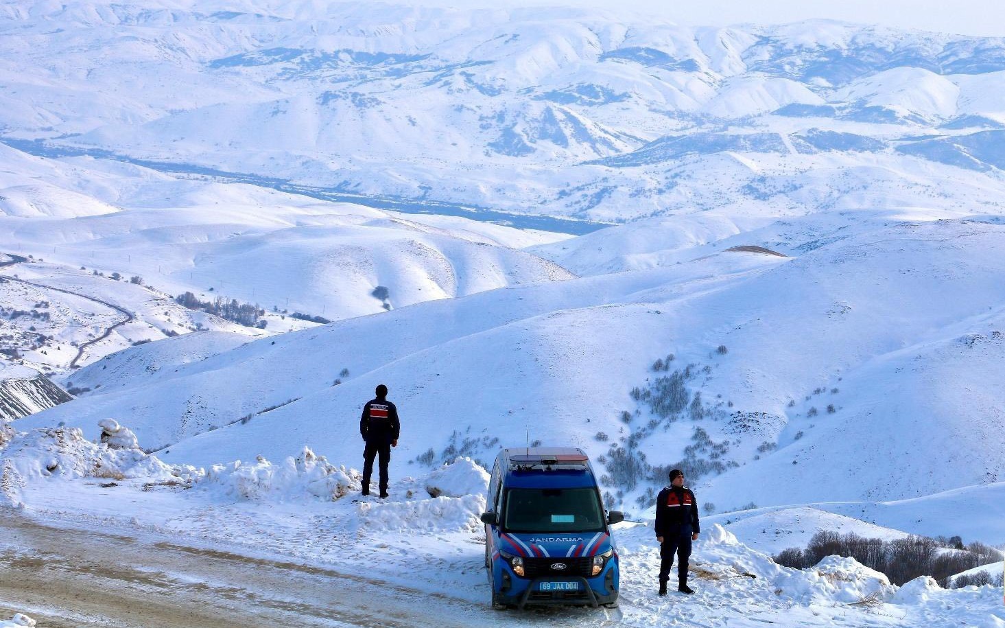 Beyaza bürünen Bayburt’ta jandarma ekipleri görev başında

