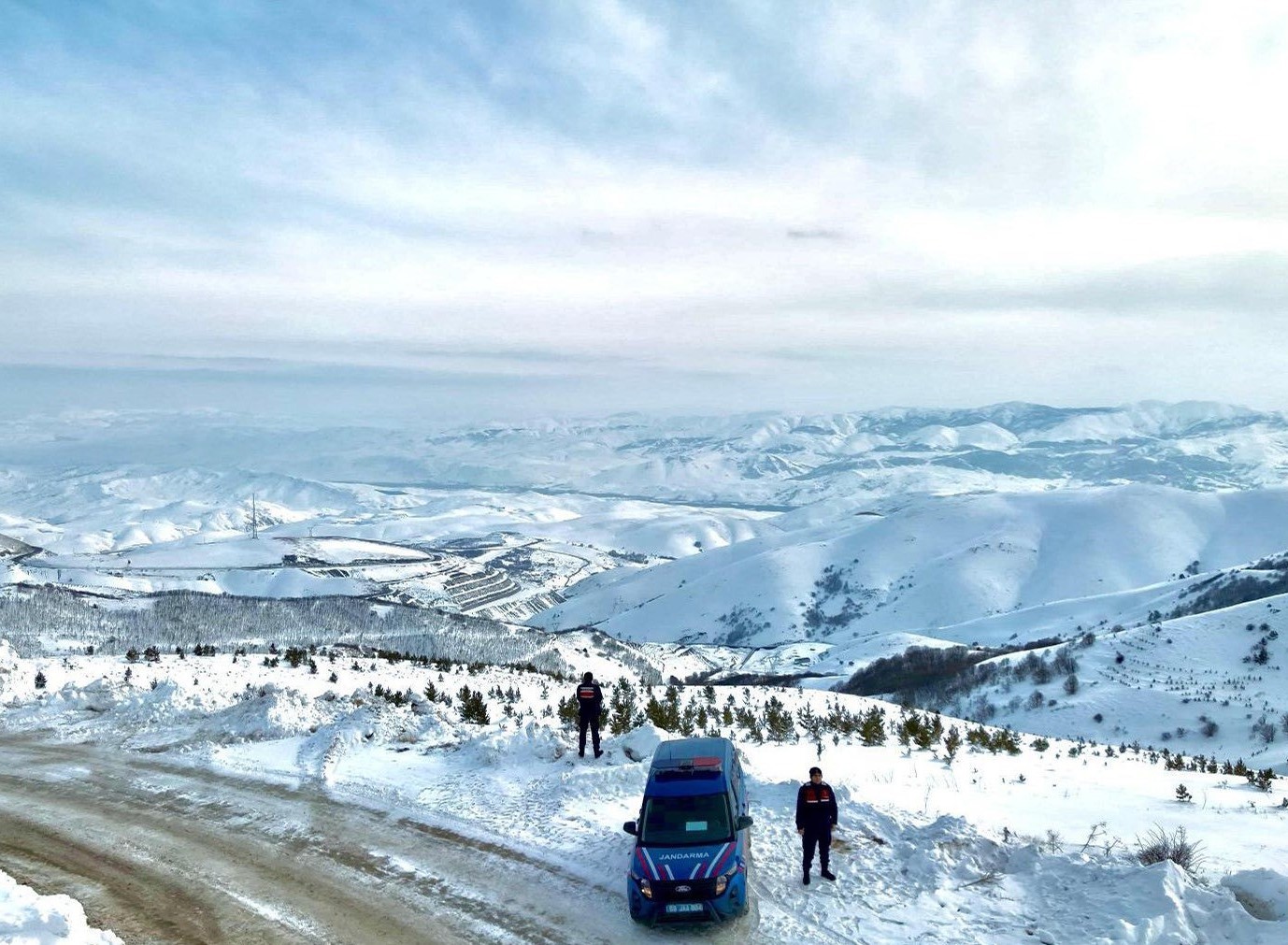 Beyaza bürünen Bayburt’ta jandarma ekipleri görev başında
