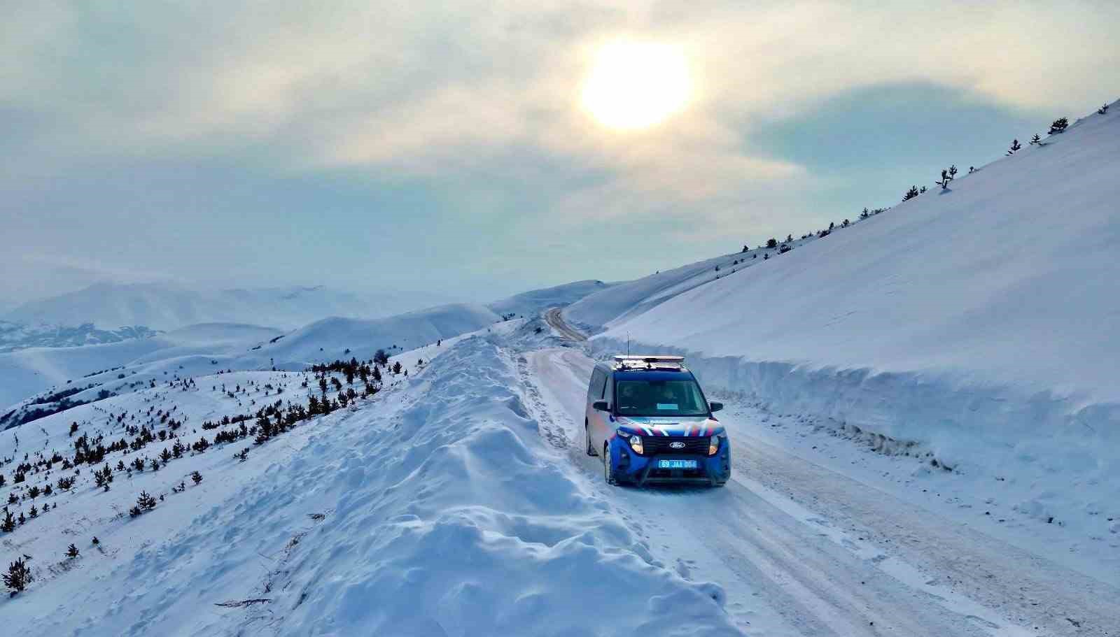 Beyaza bürünen Bayburt’ta jandarma ekipleri görev başında

