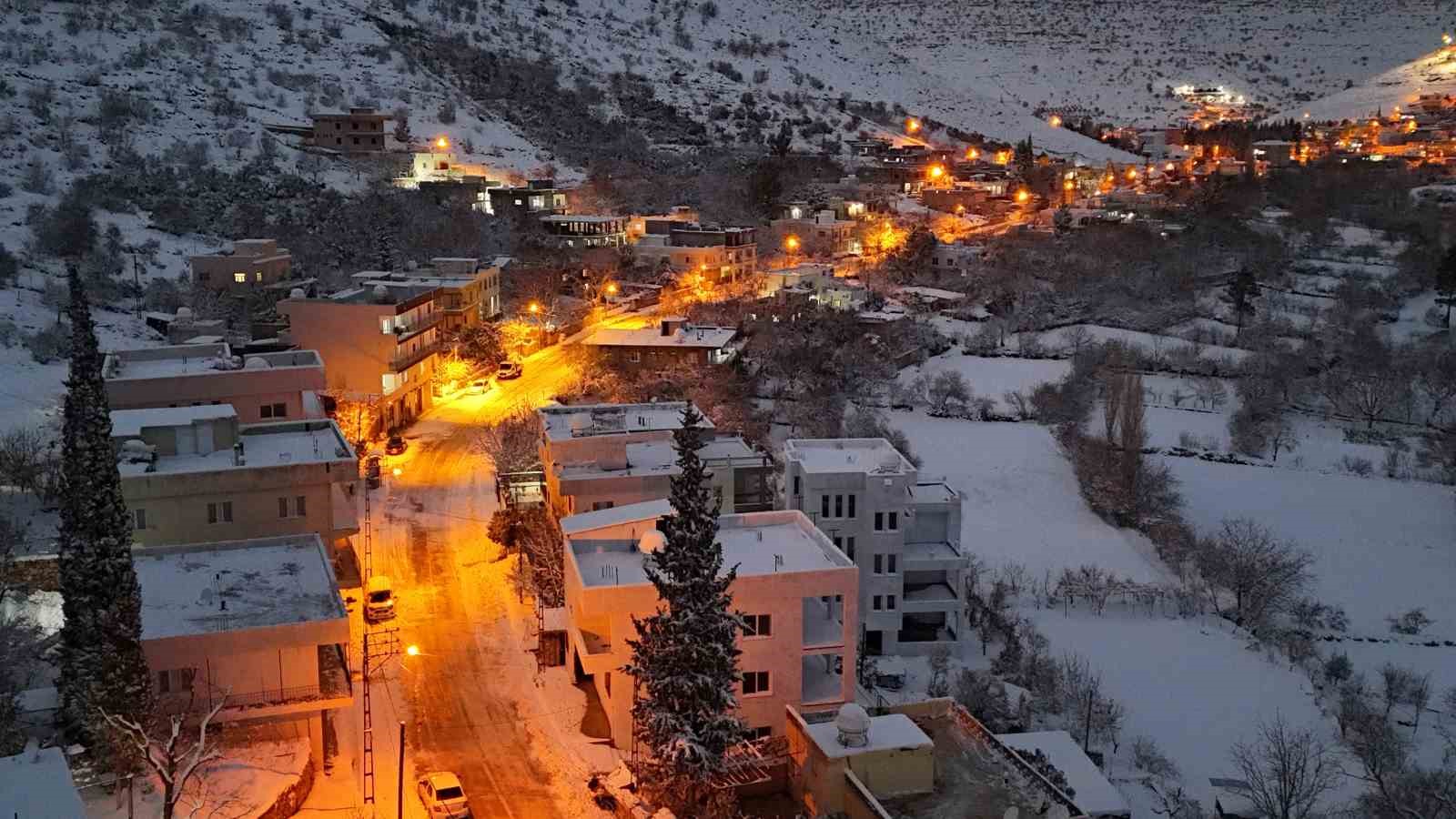 Beyaza bürünen mahalle ihtişamı ile kendine hayran bıraktı
