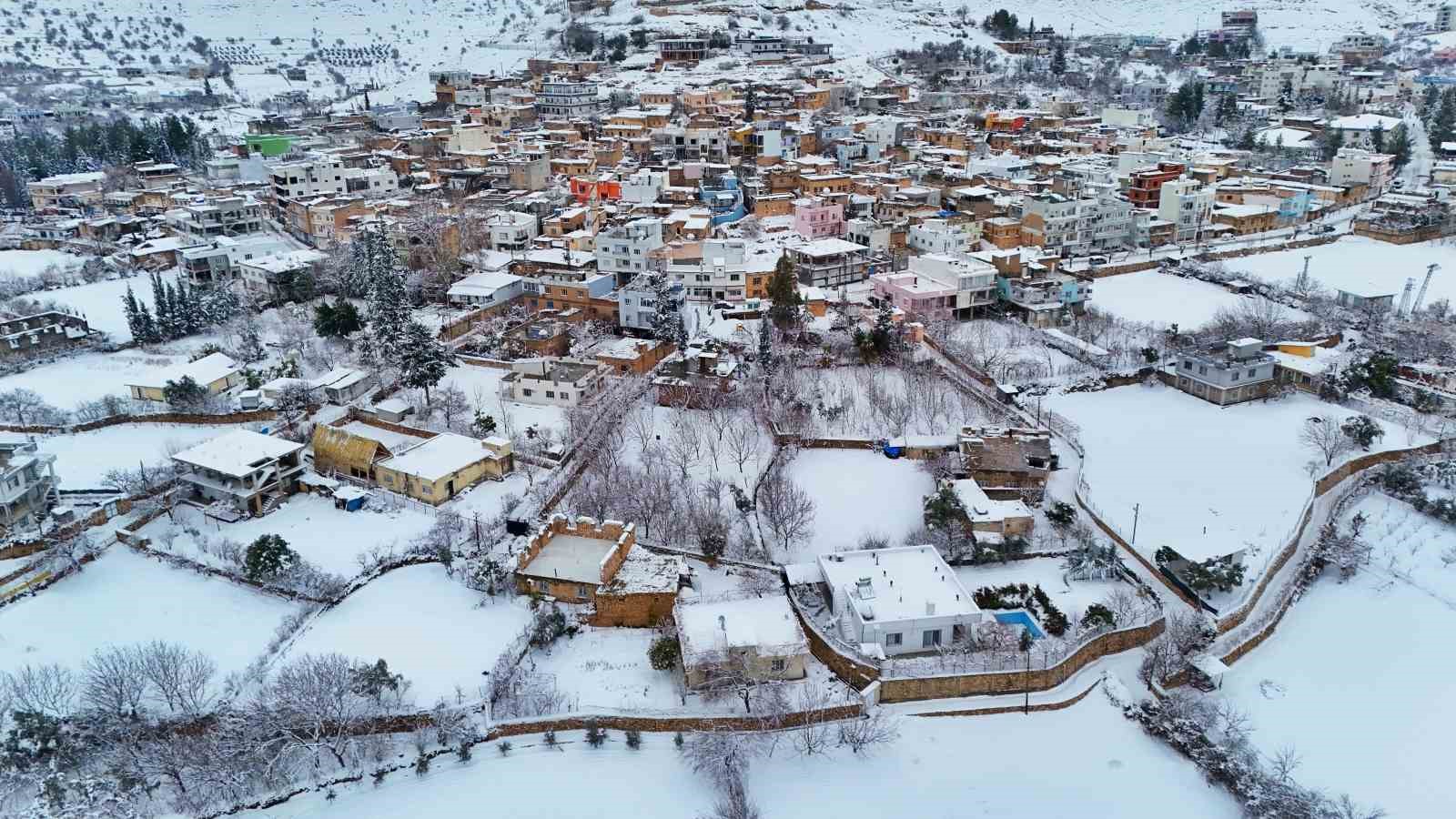 Beyaza bürünen mahalle ihtişamı ile kendine hayran bıraktı
