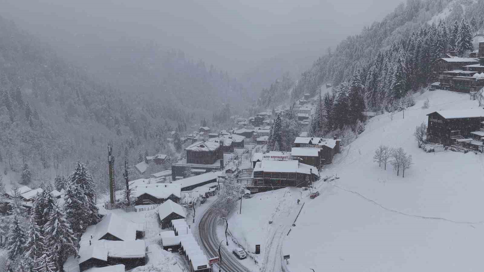 Beyaza bürünen turizm cenneti Ayder havadan görüntülendi
