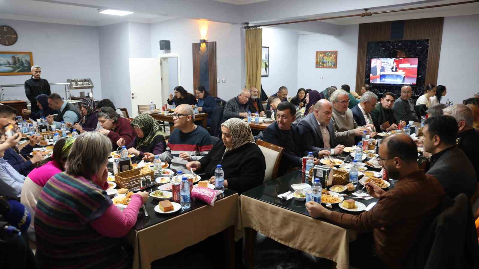 Beyazay ailesi iftarda bir araya geldi
