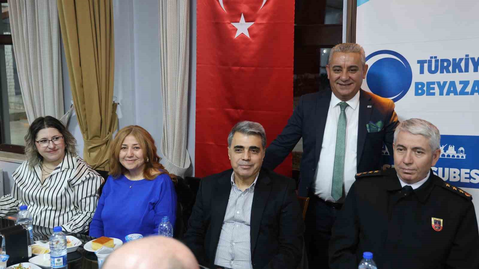 Beyazay ailesi iftarda bir araya geldi
