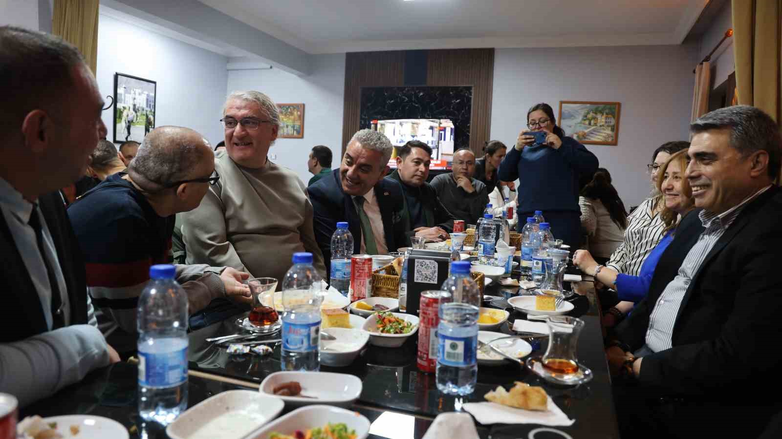 Beyazay ailesi iftarda bir araya geldi
