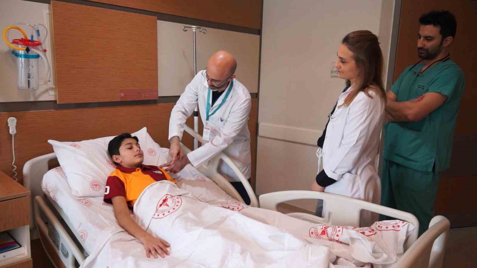 Beyin kanaması geçiren çocuk ameliyatsız tedavi ile hayata tutundu
