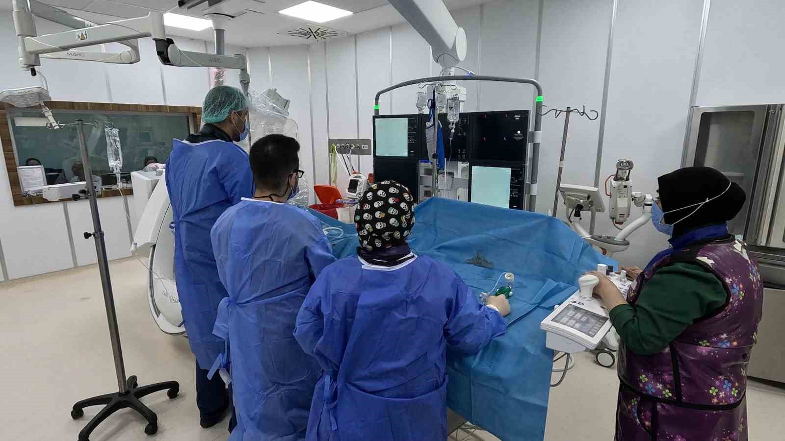 Beyin kanaması geçiren çocuk ameliyatsız tedavi ile hayata tutundu
