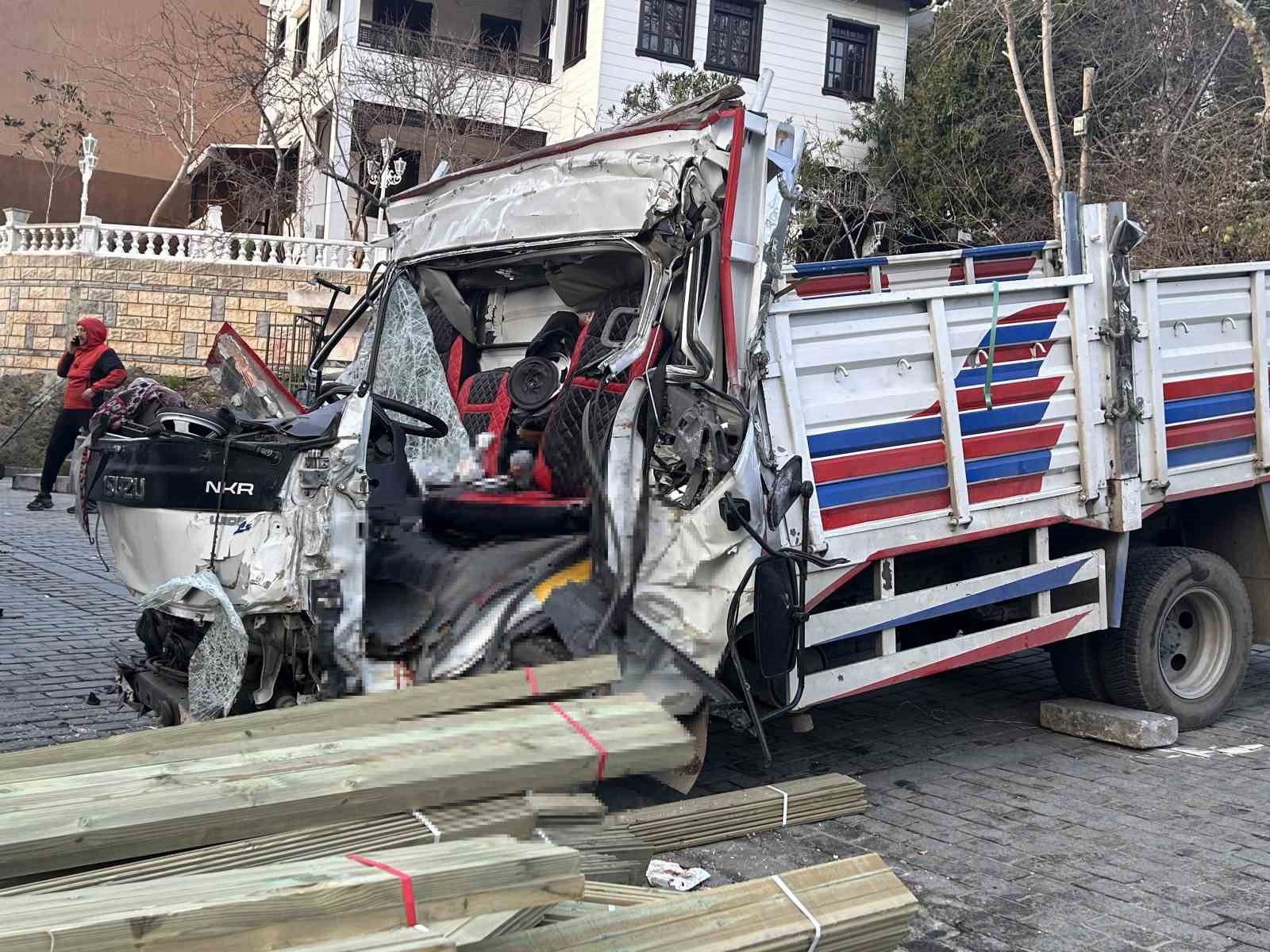 Beykoz’da feci kaza: Kamyon dükkana daldı, 2 kişi hayatını kaybetti
