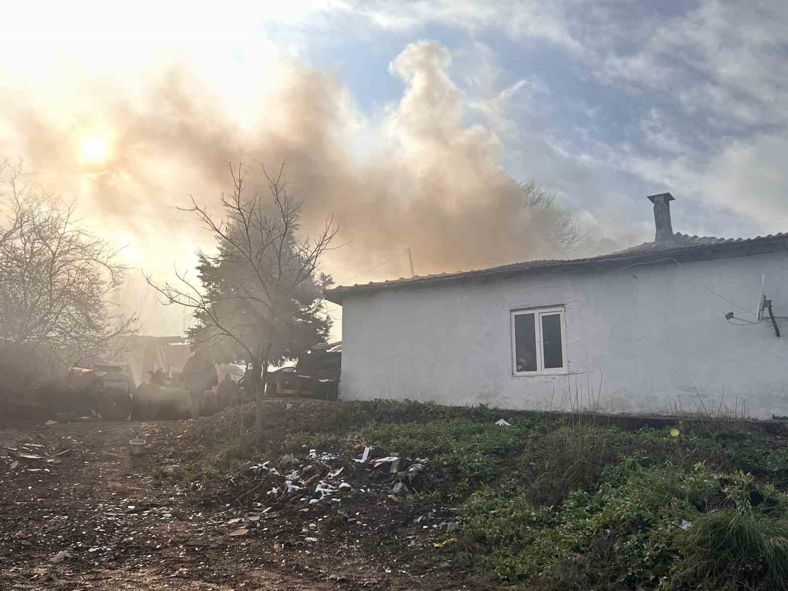 Beykoz’da gecekonduda yangın paniği: Odunluk ve çatı zarar gördü
