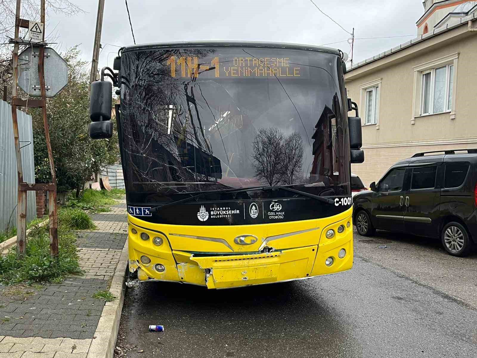 Beykoz’da İETT otobüsü kaldırıma çarptı: 4 yaralı
