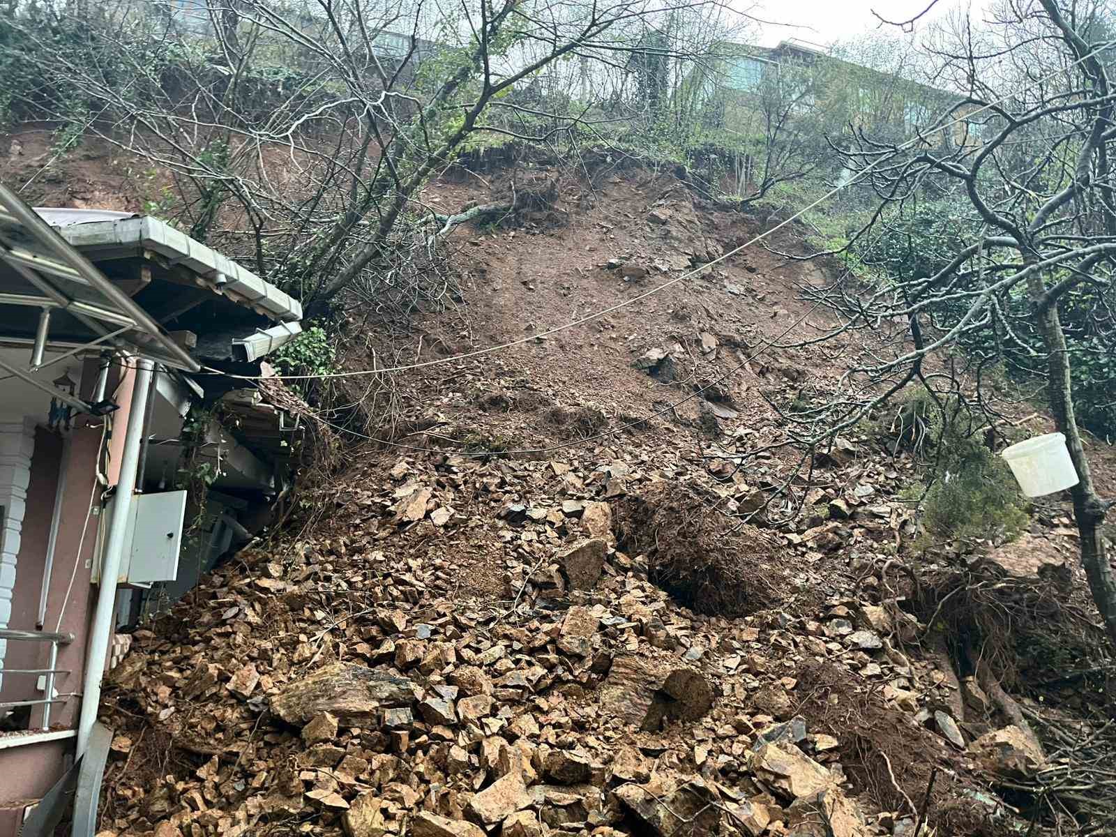 Beykoz’da toprak kayması: Tek katlı ev ve otomobil hasar gördü
