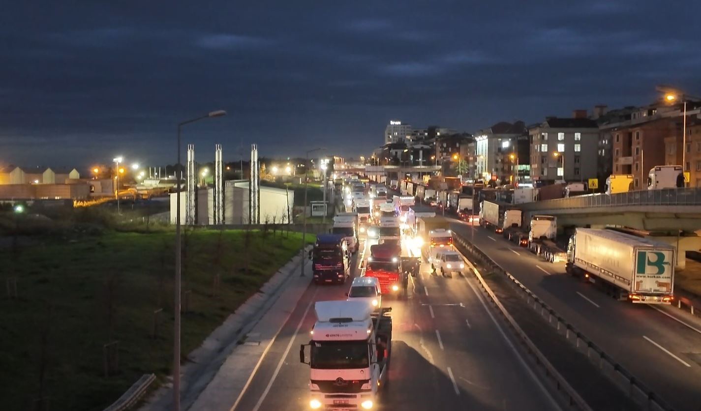 Beylikdüzü Ambarlı’da eylem yapan tır şoförleri nedeniyle trafik durma noktasına geldi
