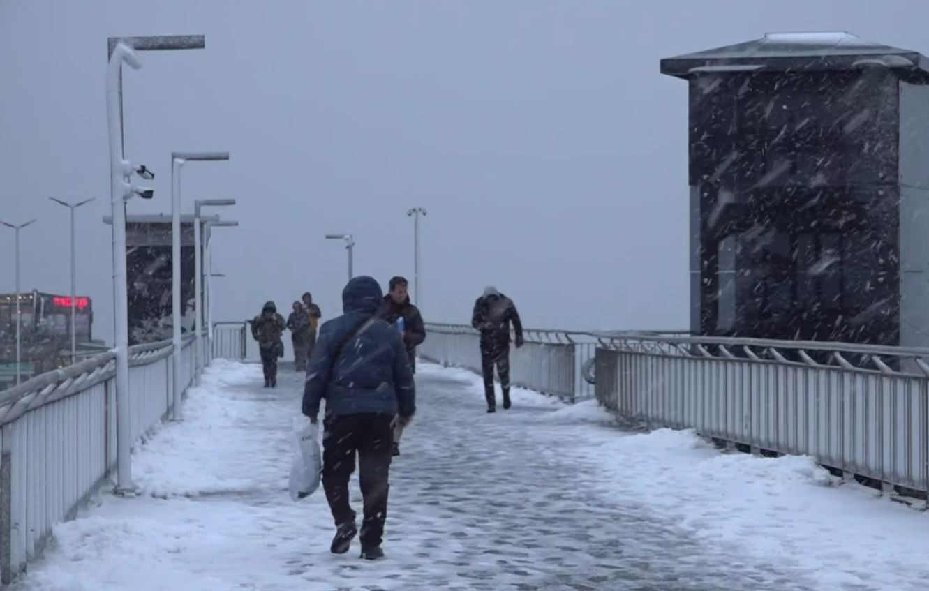 Beylikdüzü metrobüst üst geçidi karla kaplandı
