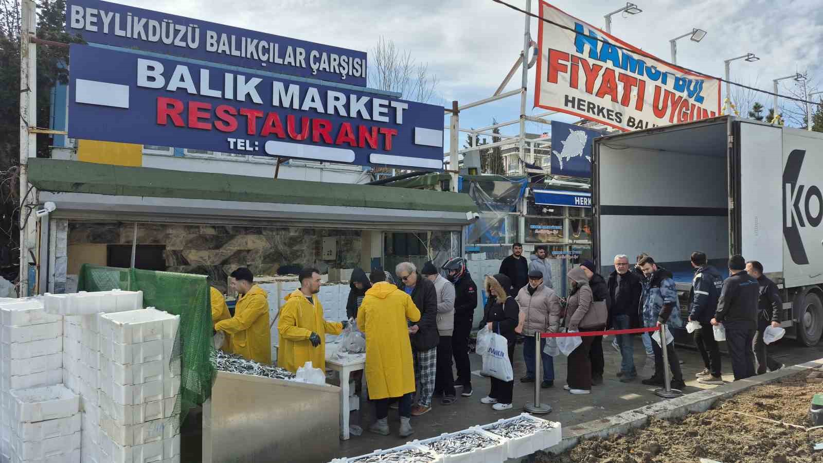 Beylikdüzü’nde Balıkçı Kenan 3 tır hamsiyi ücretsiz dağıttı
Beylikdüzü’nde Balıkçı Kenan 3 tır hamsiyi ücretsiz dağıttı