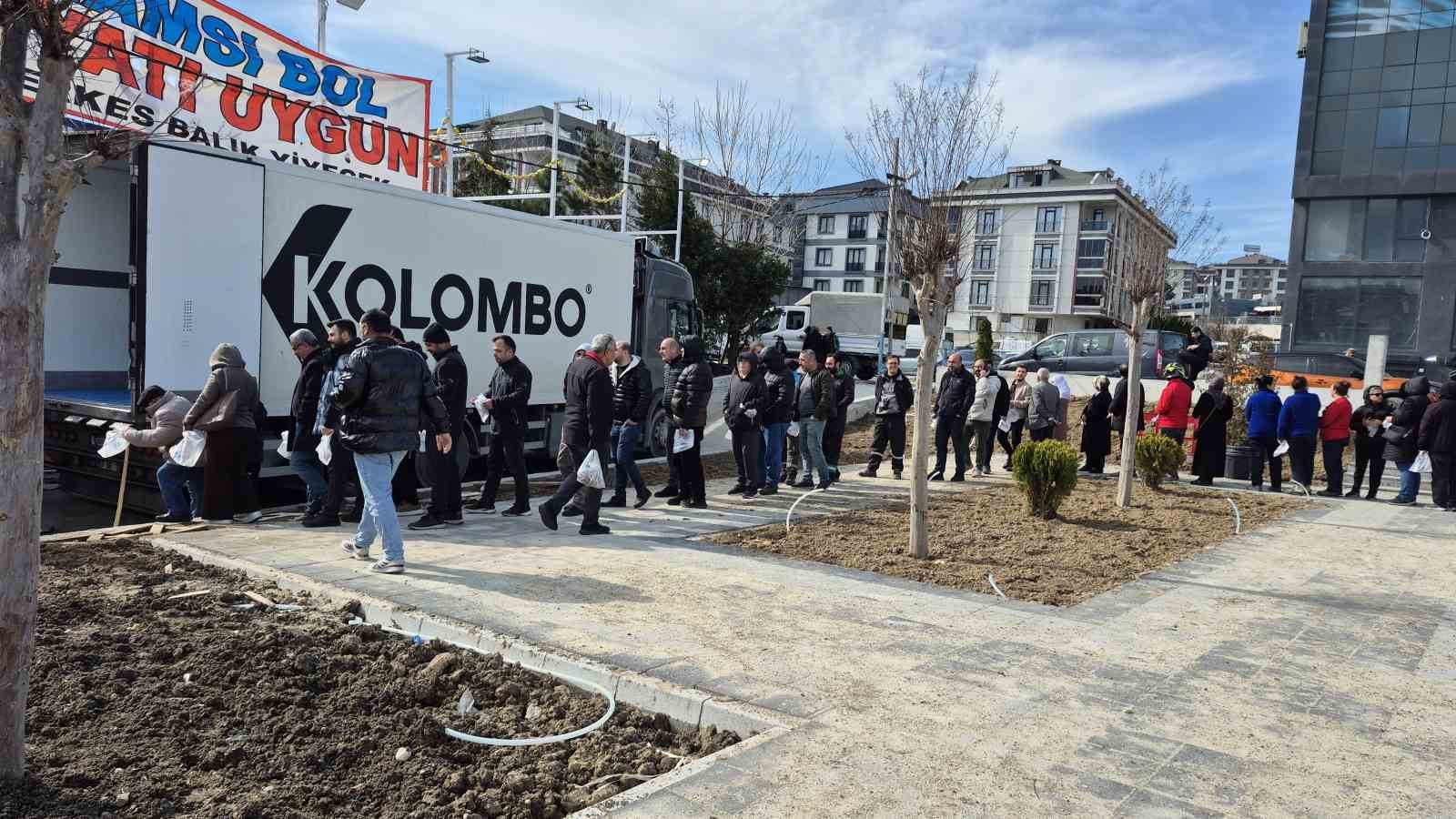 Beylikdüzü’nde Balıkçı Kenan 3 tır hamsiyi ücretsiz dağıttı
Beylikdüzü’nde Balıkçı Kenan 3 tır hamsiyi ücretsiz dağıttı