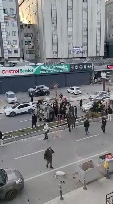 Beylikdüzü’nde direğe çarpan araç takla attı
