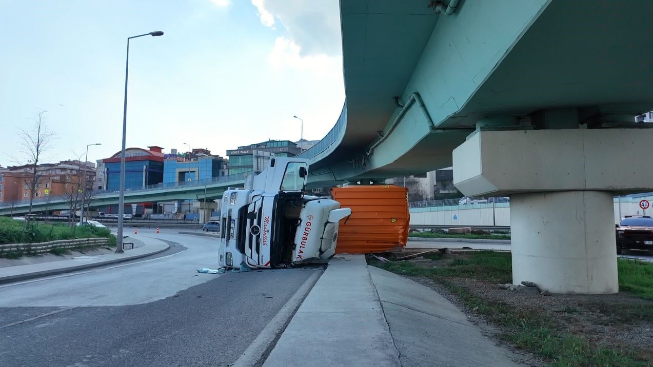 Beylikdüzü’nde virajı alamayan TIR devrildi
