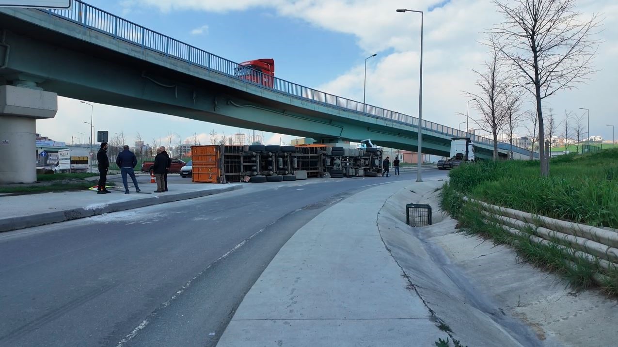 Beylikdüzü’nde virajı alamayan TIR devrildi
