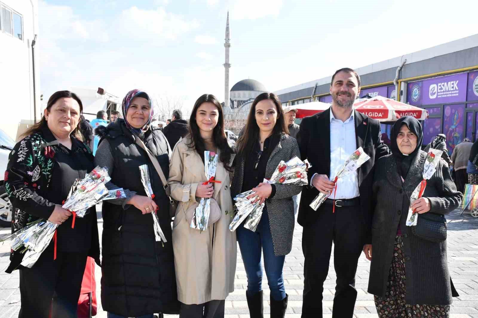 Beylikova’da kadınlar için bin çiçek dağıtıldı
